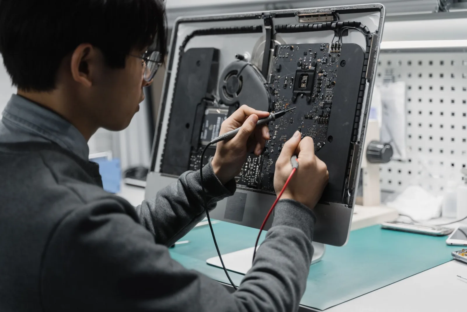 Técnico realizando servicio a una computadora